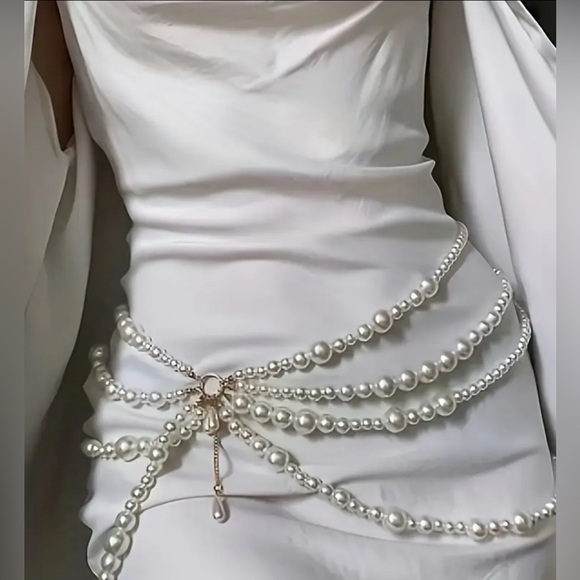 PrettyLittleThing Accessories - Last One! Body Pearls Hip Belt OS